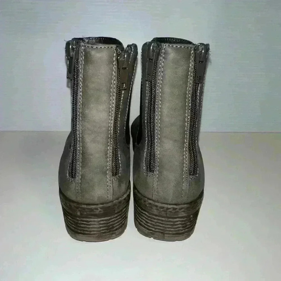 Maurice’s Smokey Grey Ankle Bootie with Zippers on the back. Women’s Size 7 1/2. - Picture 5 of 13